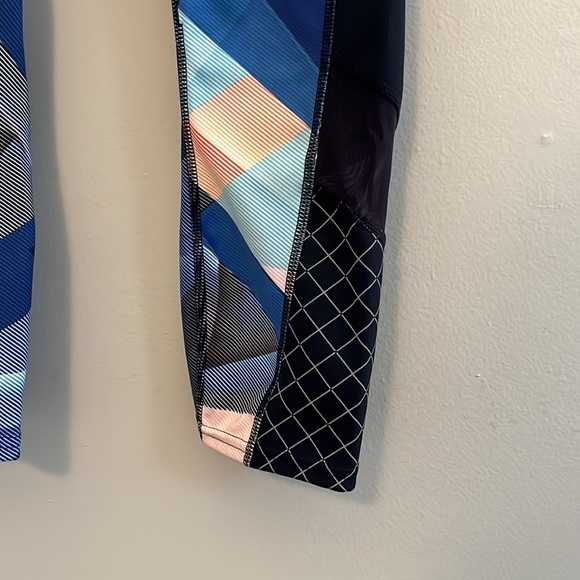 Athleta Geo Sonar train run Capri Leggings with mesh blue geometric print Size S - Picture 3 of 12